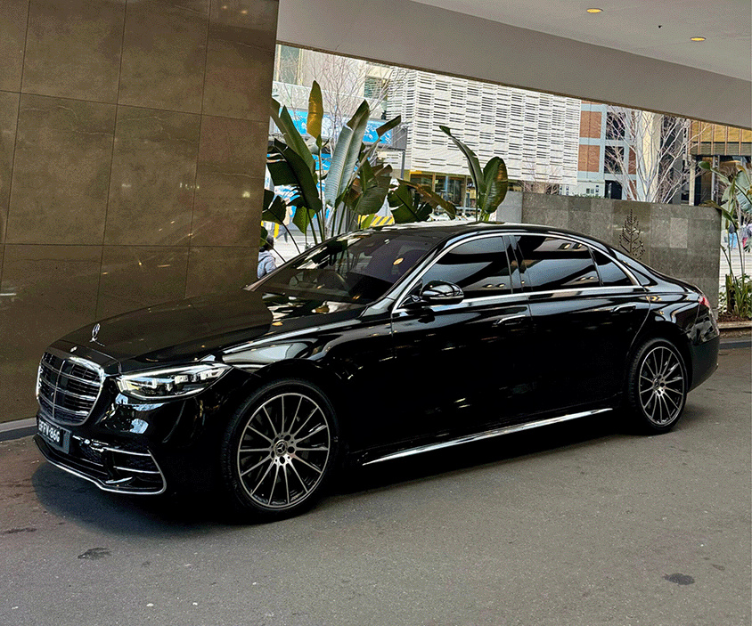 sclasscaroussel2-scaled-e1754029042238 S-Class Right